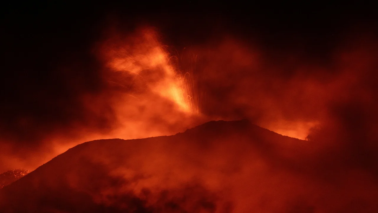 Volcanic cloud closes airport after Mount Etna erupts